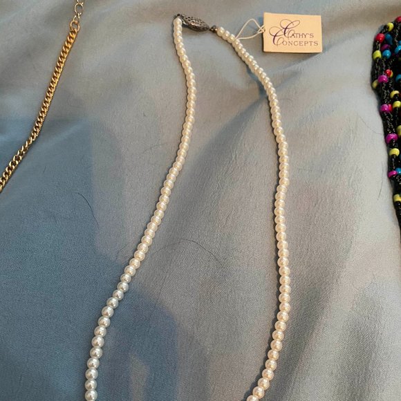 Faux Pearl necklace - 16" NWT - Picture 2 of 3